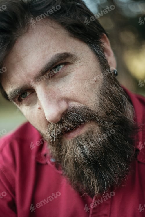 Preview: bearded man with piercing eyes