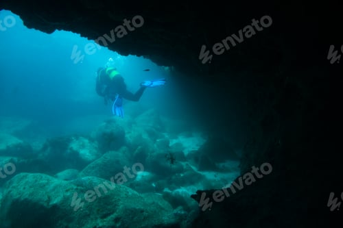 Preview: Divers in a cave