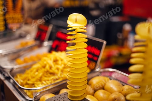 Preview: Spiral potatoes in a night street market