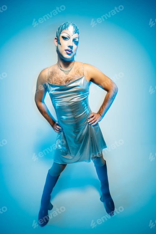 Preview: Latin Drag Queen Showcases Futuristic 90s Glamour With Striking Silver Wig and Bold Outfit