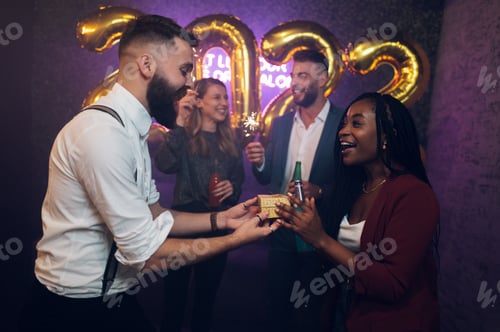 Visualização: Casal lindo e feliz celebra a véspera de Ano Novo e trocando presentes