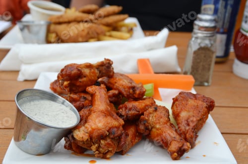 Preview: Roasted chicken wings on table