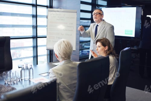 Preview: Creative public speaker doing expertise opinion