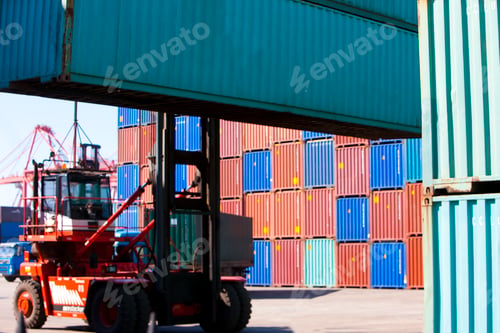 Vista previa: Truck lifting cargo containers