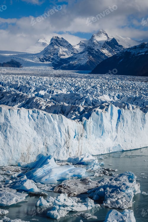 Preview: Vertical shot of icebergs and glaciers in the water near snowy mountains in El Calafate, Argentina