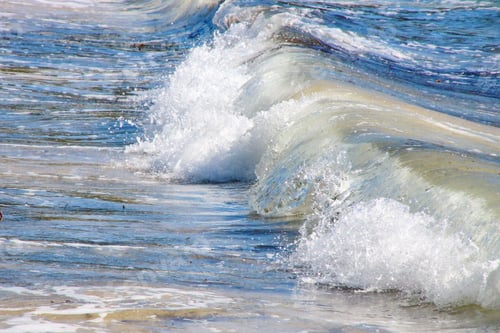 Preview: Waves crashing on the shore