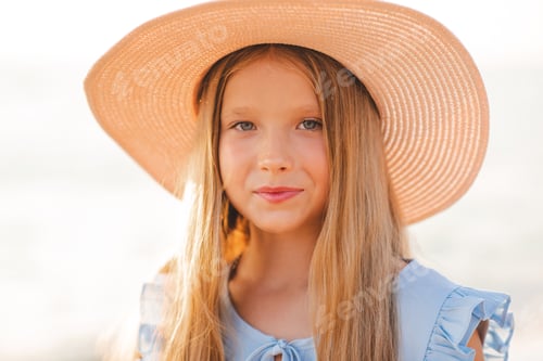 Preview: Cute teenage girl wear hat