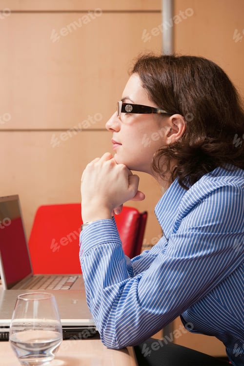 Preview: Young businesswoman looking sideways