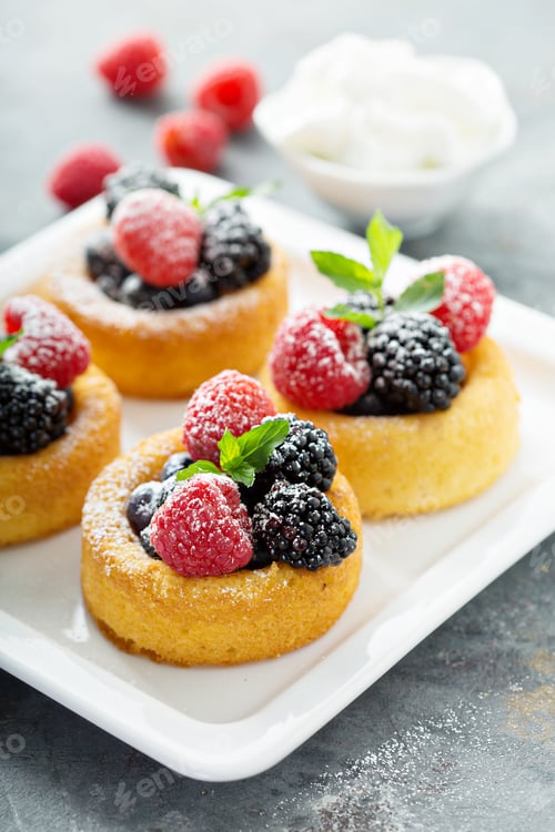 Preview: Dessert cups with fresh berries