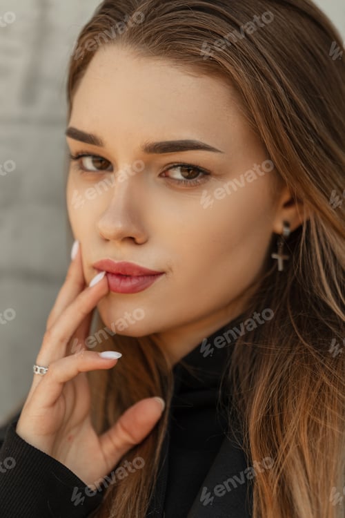 Vista previa: Hermosa mujer urbana de moda joven con elegante chaqueta de cuero en la calle