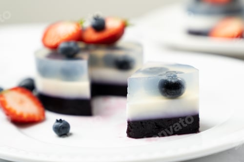 Preview: Fresh Berry Jelly Cake with Strawberries and Blueberries