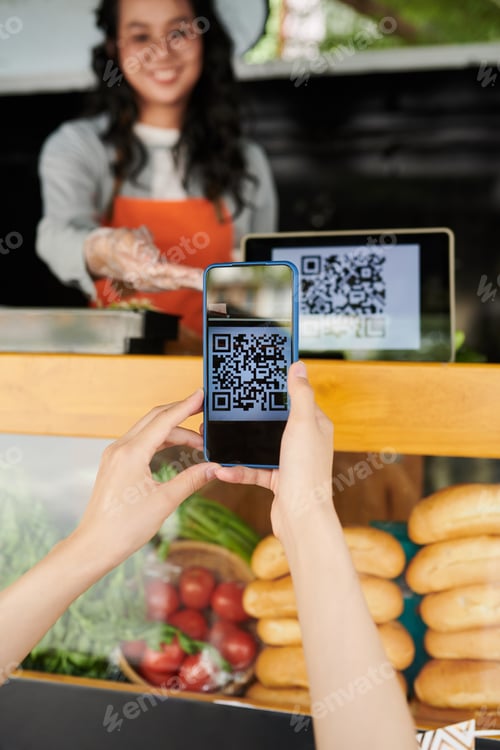 Preview: Customer Scanning QR Code