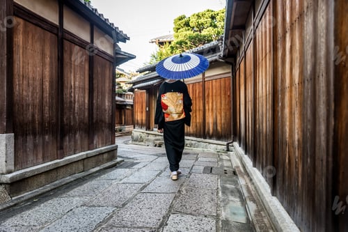 Preview: Asian woman with yukata walking in Kyoto, Japan