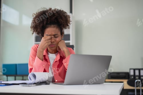 Preview: Business woman are under stress from working for poor work, failed work.