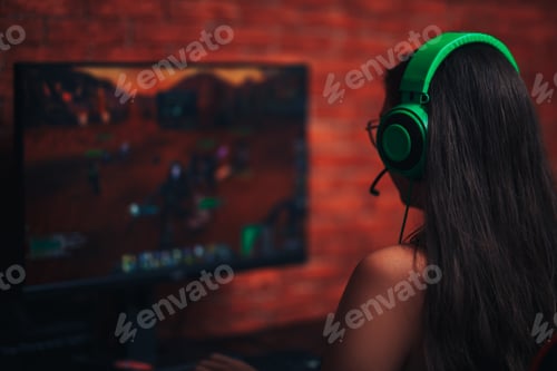 Preview: young playing game on computer, banner