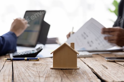 Preview: Real estate brokerage agent Deliver a sample of a model house to the customer, mortgage loan agreeme
