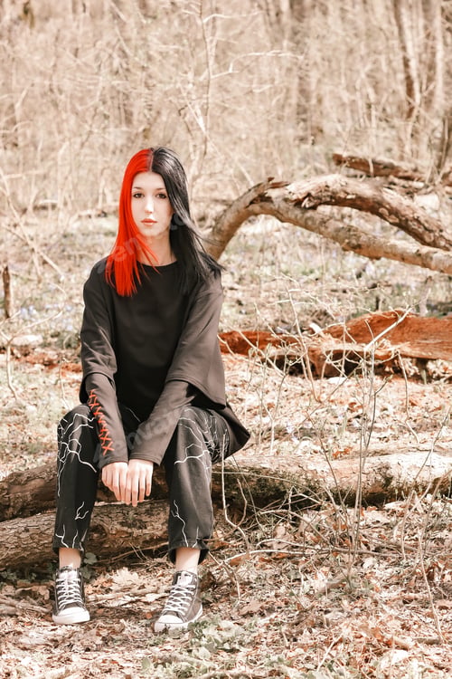 Preview: Young girl with colored hair