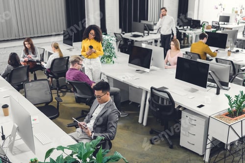 Visualização: visão de alto ângulo de grupo multiétnico de empresários trabalhando juntos em escritório de espaço aberto