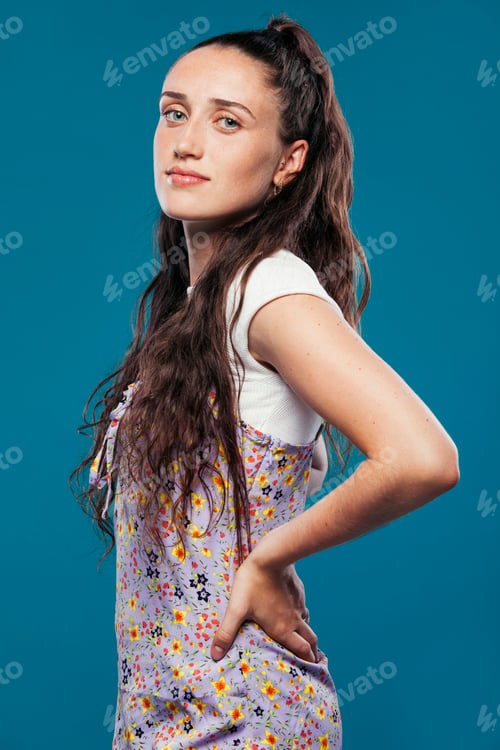 Preview: Fashionable young woman in studio