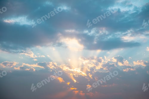 Preview: Sun shining between the clouds