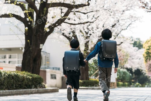 Preview: Japanese upper elementary school students and first graders holding hands