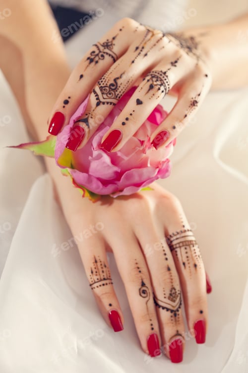 Preview: Red manicured hands with Mehndi