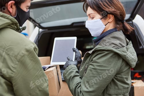 Preview: Parcel Carrier With Face Mask Takes Parcel Outdoors For Christmas Because Of Covid-19