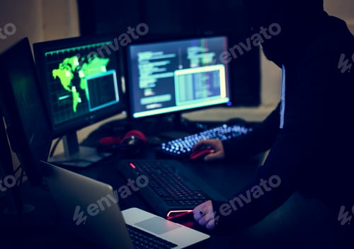Vista previa: Hacker que trabaja usando una computadora con códigos