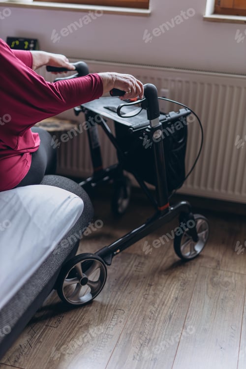 Vorschau: Eine einsame Großmutter sitzt auf ihrem Bett und schaut aus dem Fenster. Ein Pflegeheim