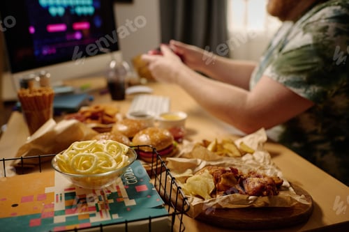 Preview: Engaging with Online Game while Enjoying Food Spread
