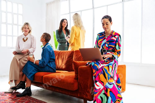 Preview: Group of businesswomen meeting in the office