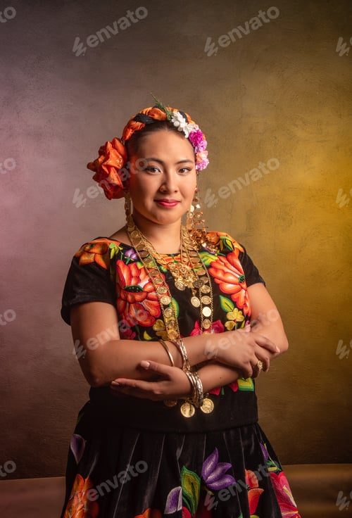 Vista previa: Una mujer con un vestido colorido y una diadema de flores posa para una foto
