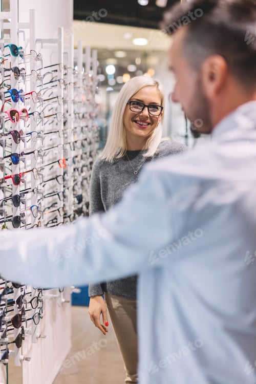 Preview: Woman and optician choosing glasses