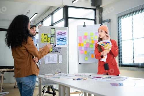 Preview: Multiethnic young business people working together in modern office, Collaborate to designing an app