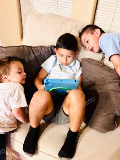 Visualização: Primos no sofá jogando videogame.