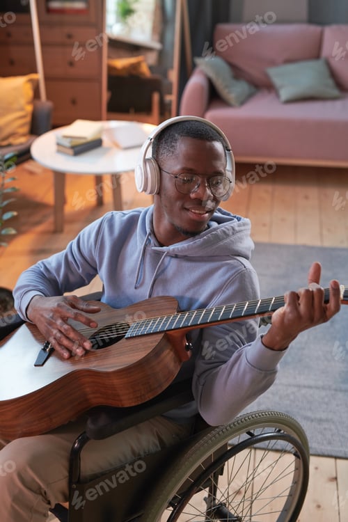 Preview: Man playing the guitar