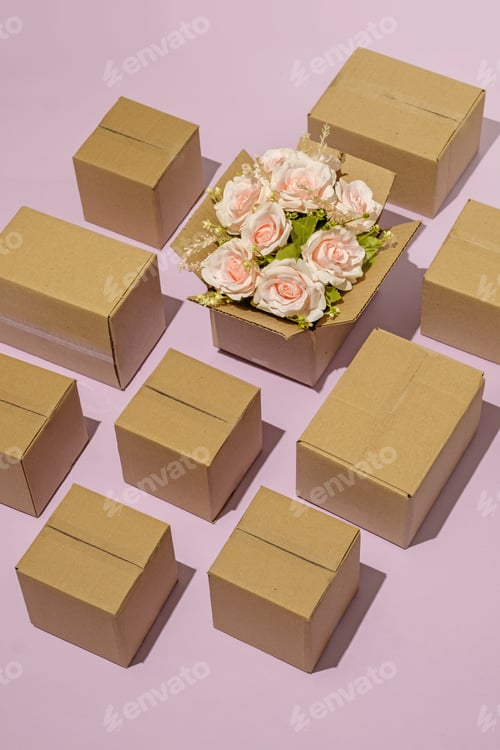 Preview: Pattern cardboard box delivery logistics blooming bouquet of pink roses as a gift