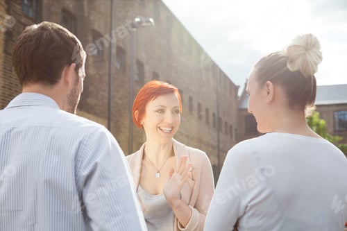 Visualização: Três jovens conversando ao ar livre