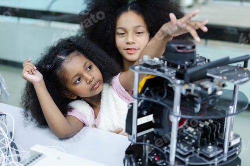 Vorschau: elektronisch Unterricht für Kinder, Mädchen mit Afrofrisur, auf dem Tisch im Klassenzimmer. Lerninnovation