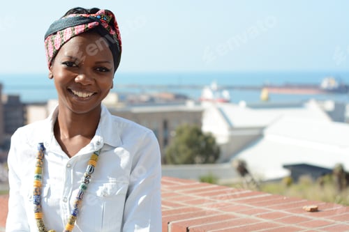 Preview: Smiling woman with headscarf on