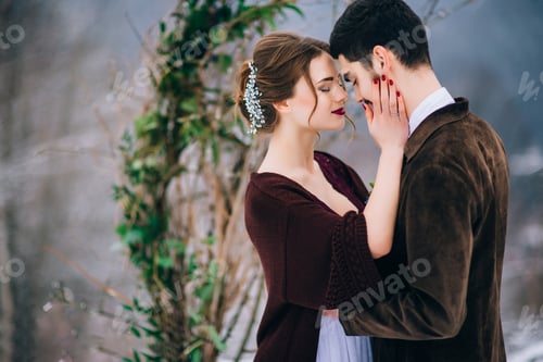 Preview: walk the groom and the bride in the Carpathian mountains