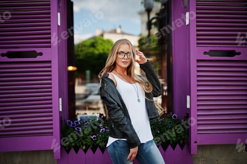 Preview: Stylish blonde woman