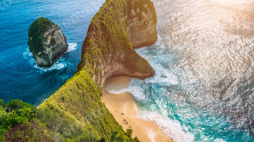 Preview: Manta Bay or Kelingking Beach on Nusa Penida Island under hot tropical sun, Bali, Indonesia