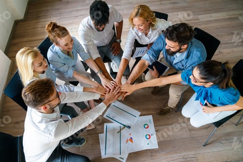 Preview: Group of multinational business people develop themselves in business training, meeting in office