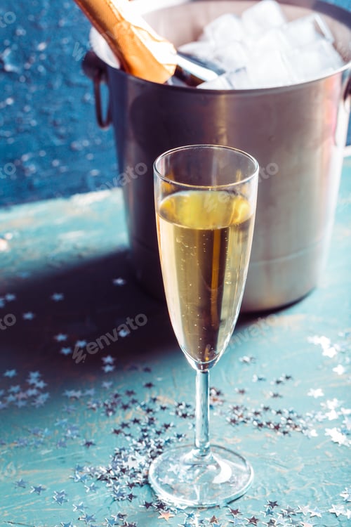 Preview: Champagne bottle in bucket with ice and glasses of champagne