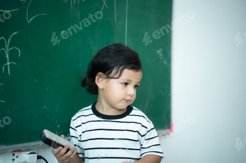 Visualização: Um garotinho com uma imaginação brilhante é claramente visível na lousa.