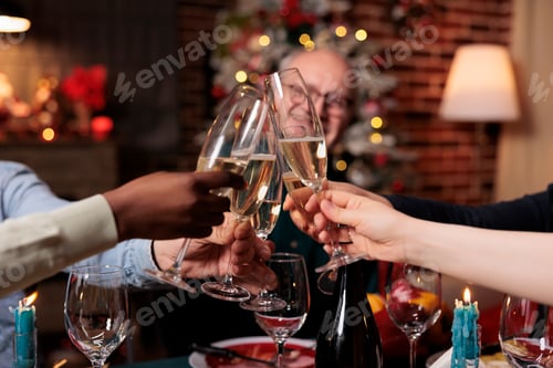 Visualização: Pessoas felizes tilintando copos