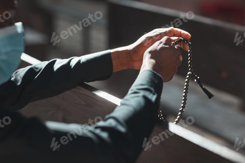 Preview: Priest holding rosary beads