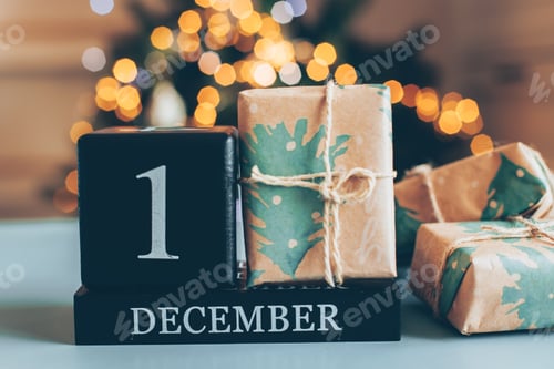 Preview: Decorative calendar block displaying number one and month December, wrapped gifts present.