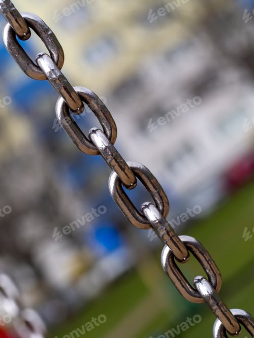 Preview: Shiny steel chain diagonal in the frame